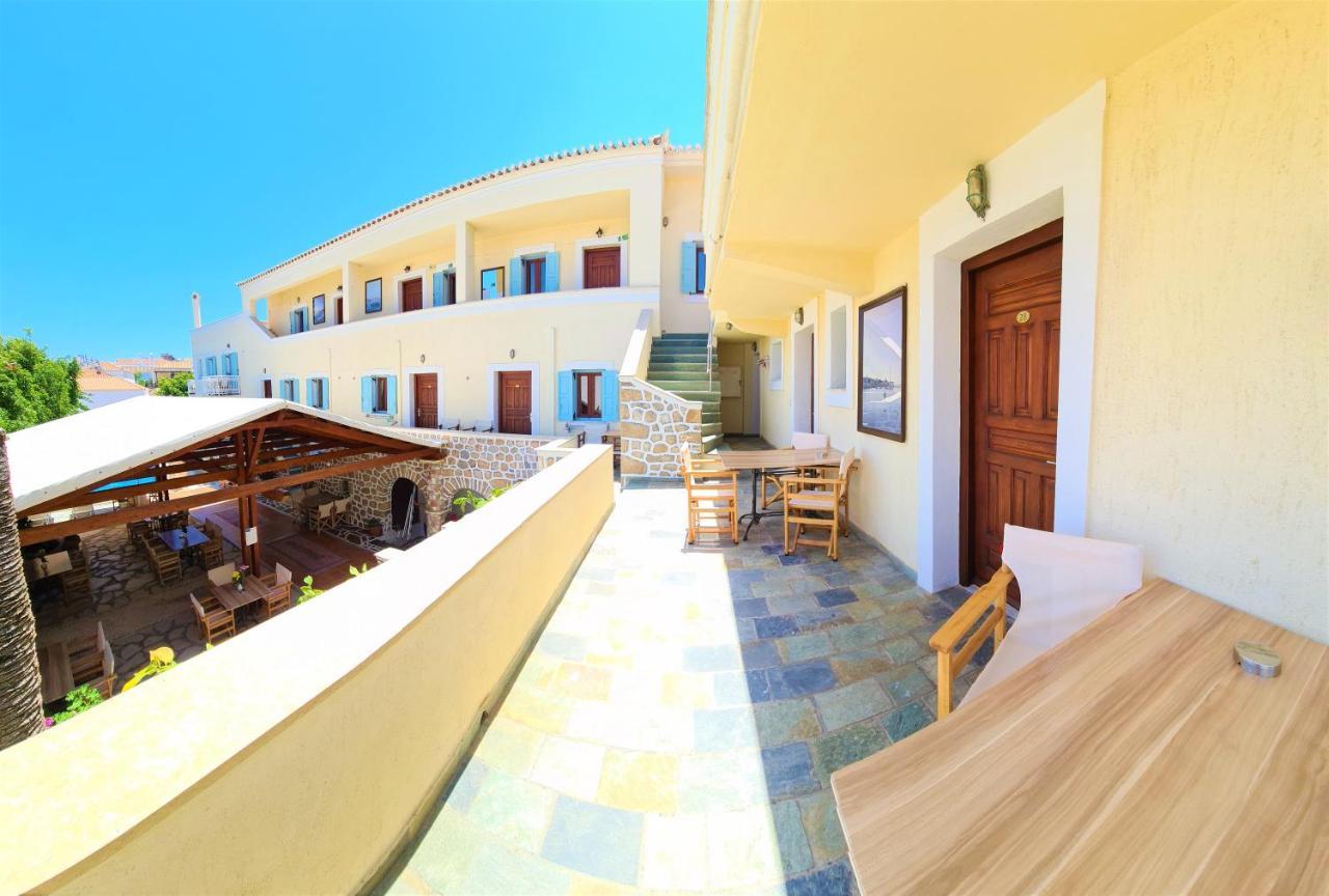 Kastro Hotel Spetses Town ภายนอก รูปภาพ