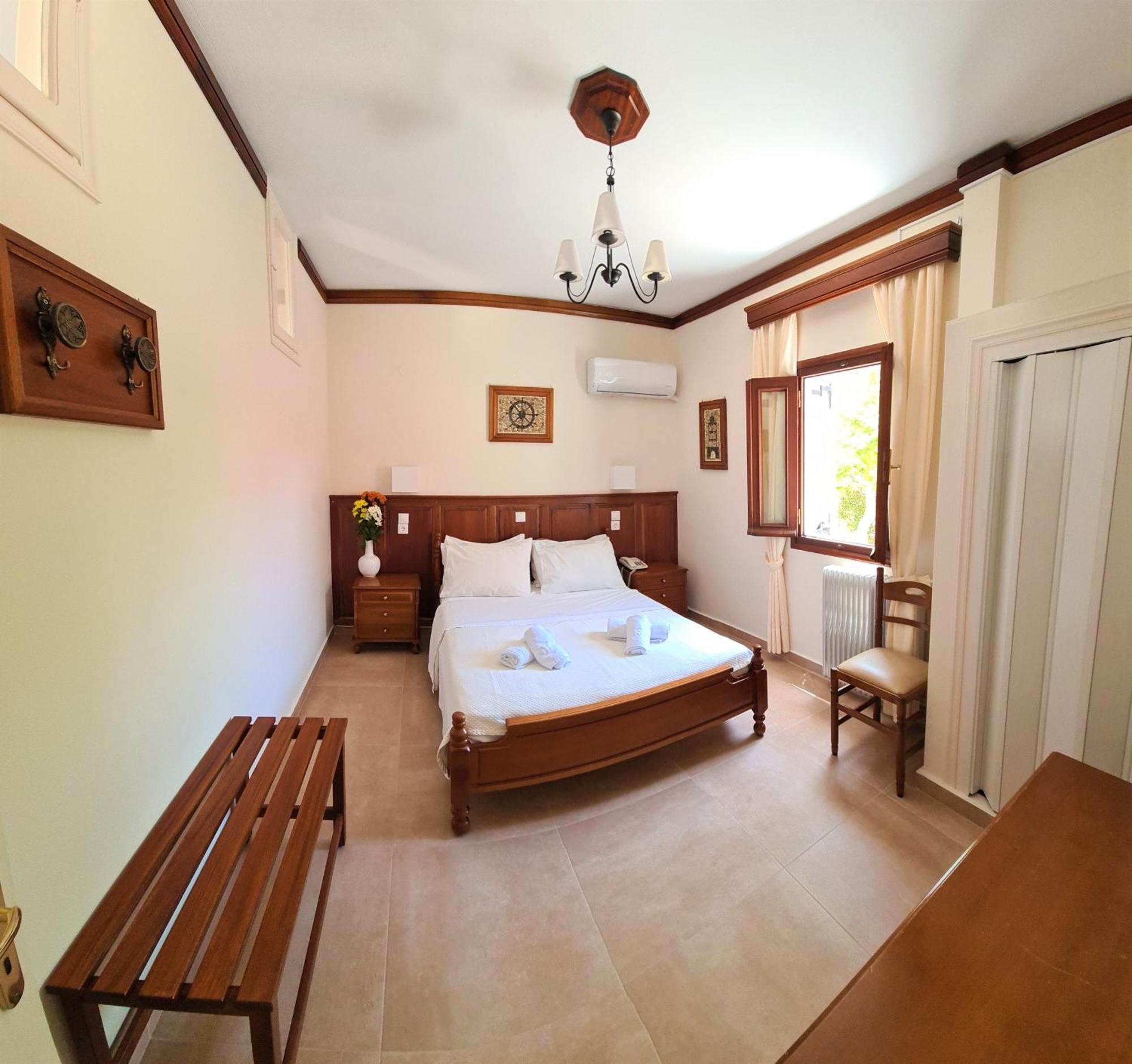 Kastro Hotel Spetses Town ภายนอก รูปภาพ