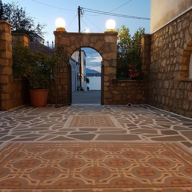 Kastro Hotel Spetses Town ภายนอก รูปภาพ